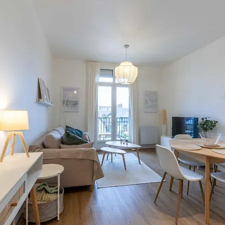 2-bedroom With Balcony Near Hippodrome דירה *